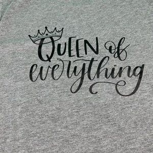 T-Shirt Adult Medium Womens Gray Short Sleeve Soft "Queen of Everything" Graphic